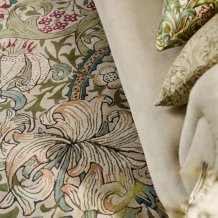 Květinový vlněný koberec Morris & Co Golden Lily green-red 130107 Brink & Campman