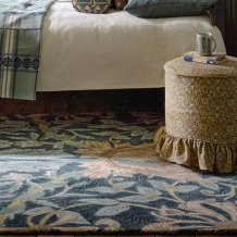 Květinový vlněný koberec Morris & Co Honeysuckle&Tulip teal 130407 Brink & Campman