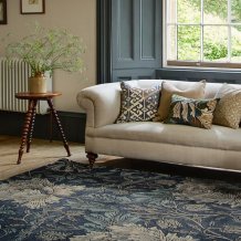 Květinový vlněný koberec Morris & Co Honeysuckle&Tulip woad/thyme 130408 Brink & Campman