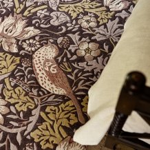 Luxusní květinový koberec Morris & Co Strawberry Thief grape 027705 Brink & Campman