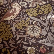 Luxusní květinový koberec Morris & Co Strawberry Thief grape 027705 Brink & Campman