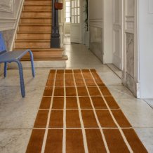 Moderní kusový běhoun Marimeko Tiiliskivi hnědý 132905  Brink & Campman